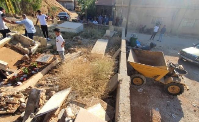 تحطيم القبور في مخيم الجليل