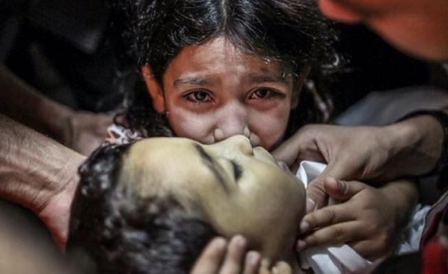 طفلة فلسطينية تبكي طفلا قتله الاحتلال