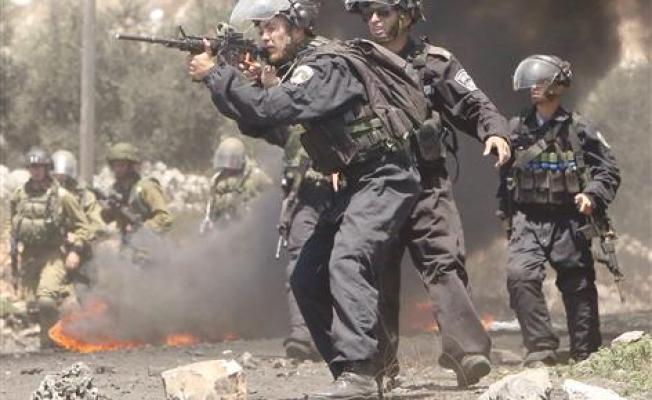 جندي يطلق النار على متظاهرين فلسطينيين