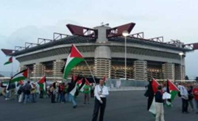 خلال رفع العلم الفلسطيني