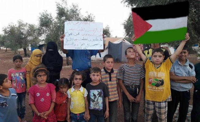 عائلة فلسطينية عالقة 