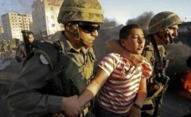 جنديان اسرائيليان يعتقلان طفلاً فلسطينياً