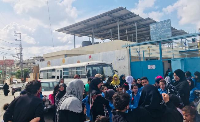 يحتجون على قرار إغلاق مدرستهم