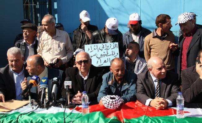 أعضاء خلية الأزمة في مؤتمر سابق