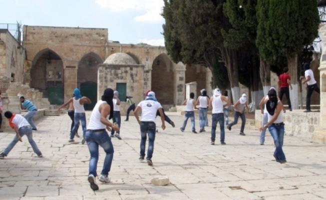 المرابطون داخل المسجد الأقصى يتصدون لاقتحام العدو