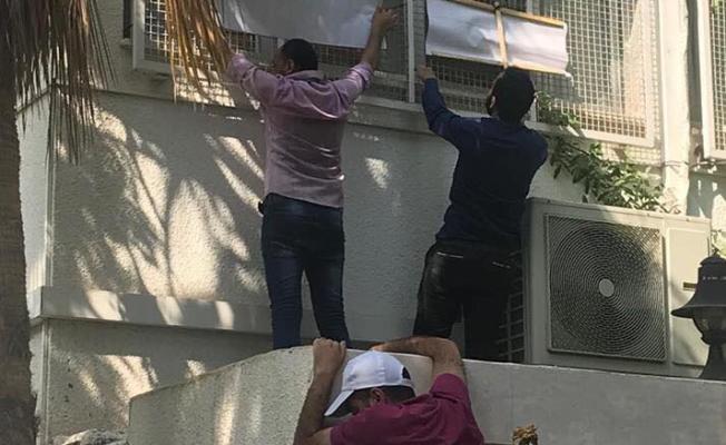 منظاهرين غاضبين يحاصرون مكتب الأونروا في غزة 