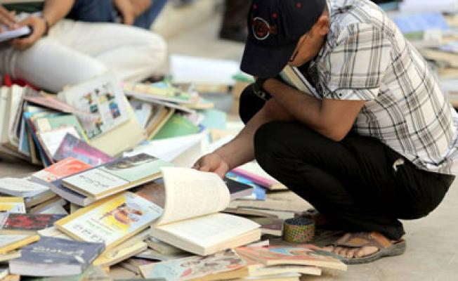 الاف الكتب على الارصفة