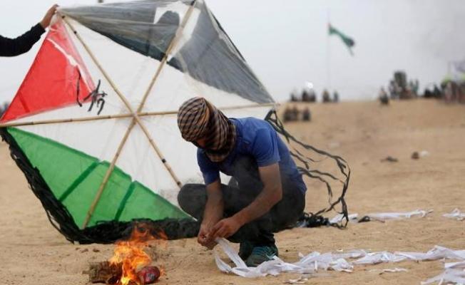 الطائرات الورقية الحارقة