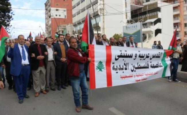 مسيرة تضامنية في ساحة الشهداء