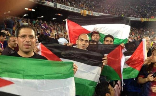 مشجعو نادي فرنسي يرفعون علم فلسطين بوجه فريق "إسرائيلي"