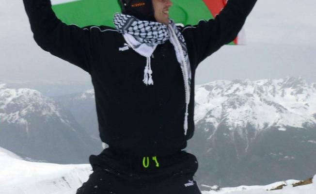 القاضي يرفع عالم فلسطين 