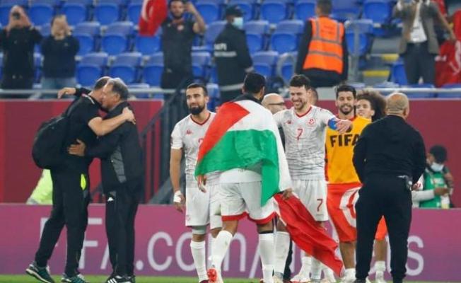 لاعبو منتخب تونس يرفعون العلم الفلسطيني