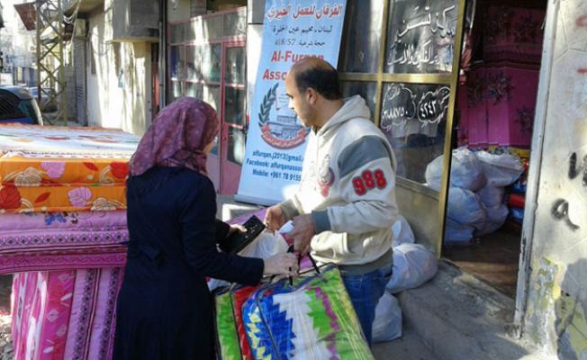 توزيع مساعدات في عين الحلوة
