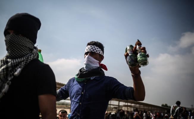 فلسطيني يحمل مولوتوف 