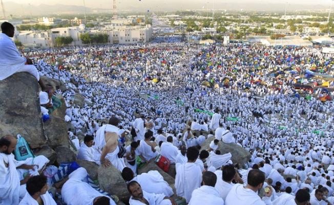 الحجاج بتوافدون إلى جبل عرفات