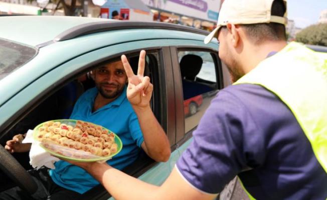 توزيع الحلويات في المخيمات الفلسطينية احتفالا بنصر عملية أسرى جلبوع