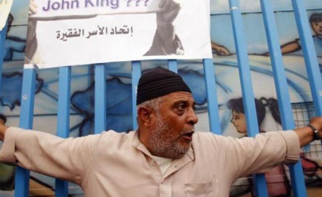 عجوز على أبواب مؤسسات الأونروا