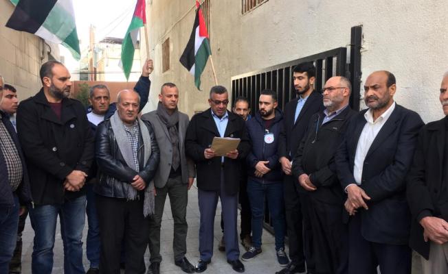 خلال الوقفة أمام الصليب الأحمر