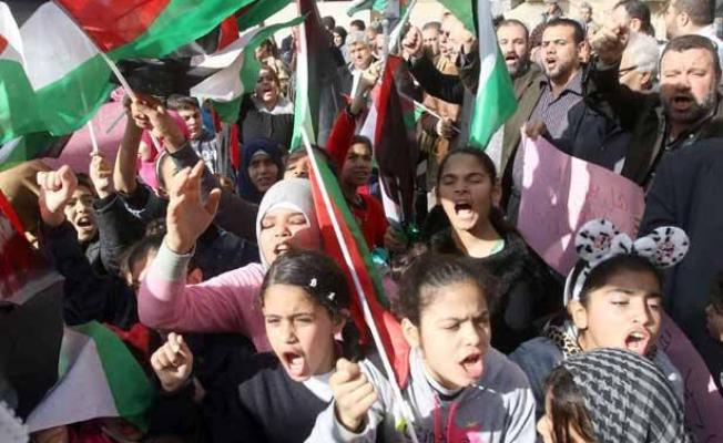 الفلسطينيون يهتفون ضد سياسة الأونروا