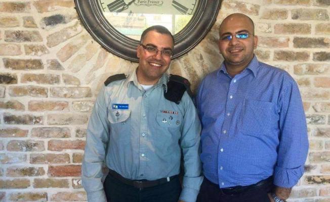 أحد الصحفيين الأربعة مع الناطق باسم الجيش الصهيوني