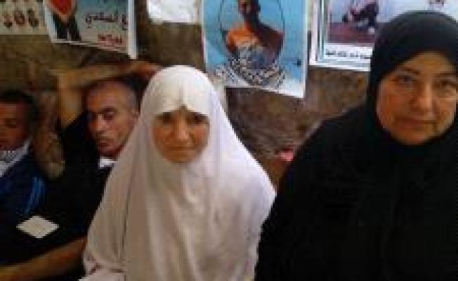 والدة الاسير علي القنيري لا تجد سوى خيمة الاعتصام للتخفيف عنها