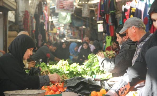 عجوز تشتري حاجتها من سوق الخضار في عين الحلوة
