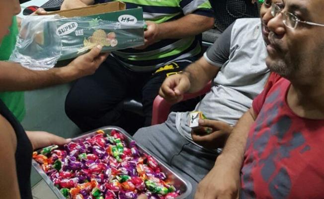  اثناء توزيع الحلوى في شاتيلا 