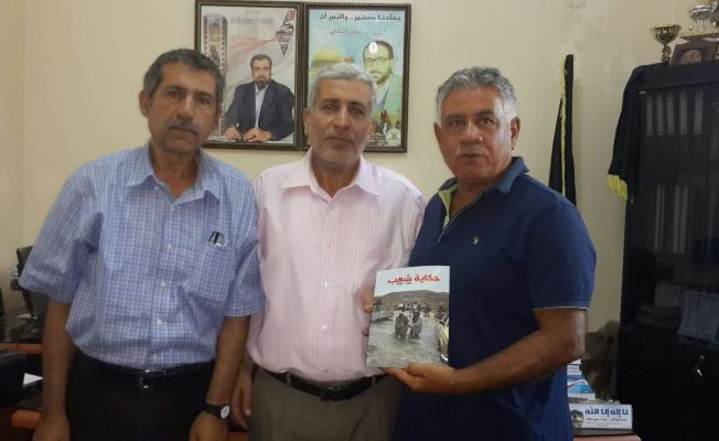 القيادي موسى وبجاوره الكاتبان الصحفيان