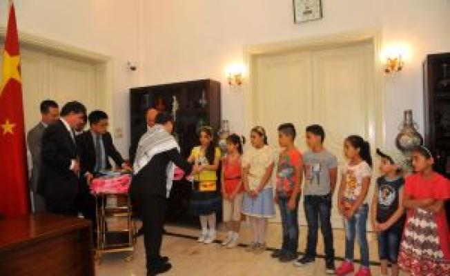 تقديم المساعدات للاطفال الفلسطينيين