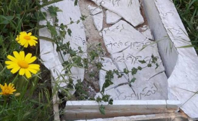 تحطيم قبور
