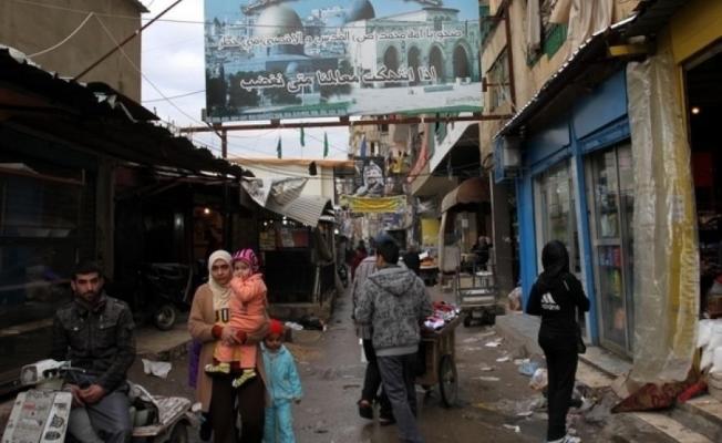 لاجئون فلسطينيون في احد المخيمات 