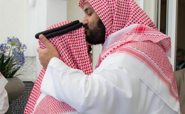 محمد بن سلمان يقبل رأس ملك البحرين