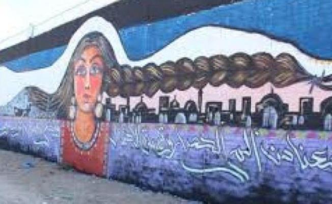 جدارية في غزة تبرز معاناة المرأة الفلسطينية