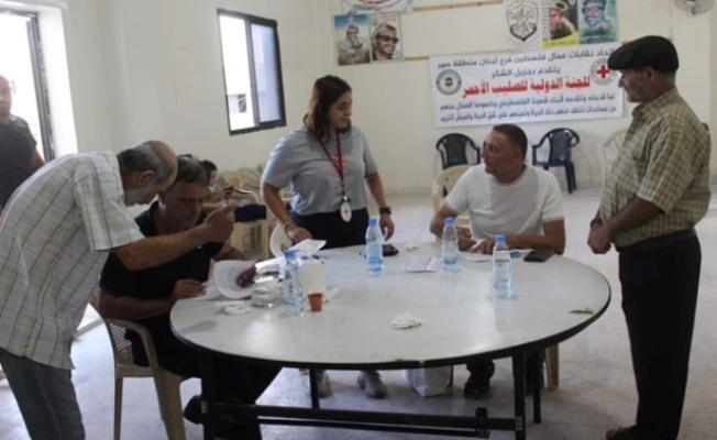 خلال توزيع بطاقات على المزارعين