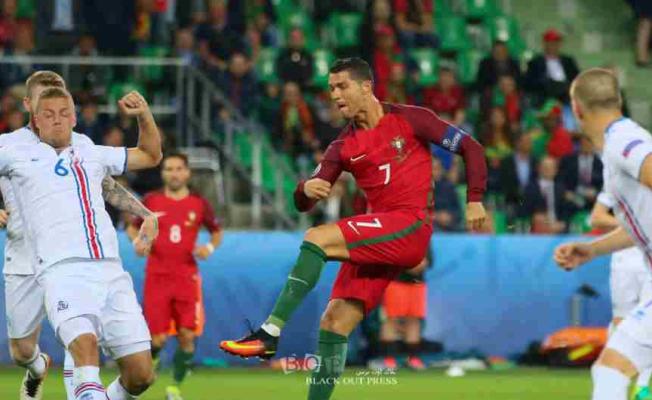 رونالدو في لحظة تسديده على حارس مرمى النمسا