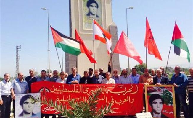 المشاركون في الوقفة التضامنية  