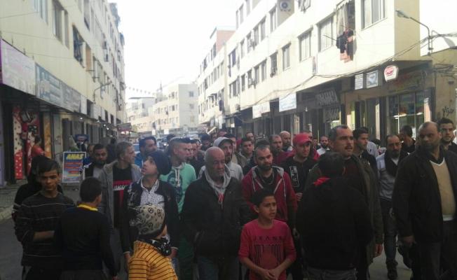 مظاهرة تضامنية مع الطفلة منى في "البارد"