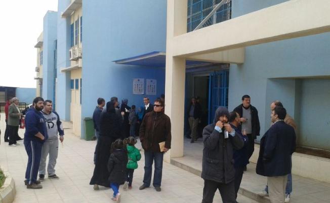 أهالي البارد يتجمعون أمام عيادة الأونروا في البارد