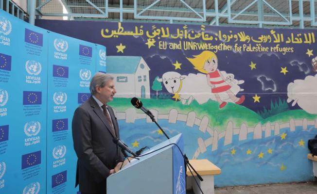 خلال افتتاح المدرسة