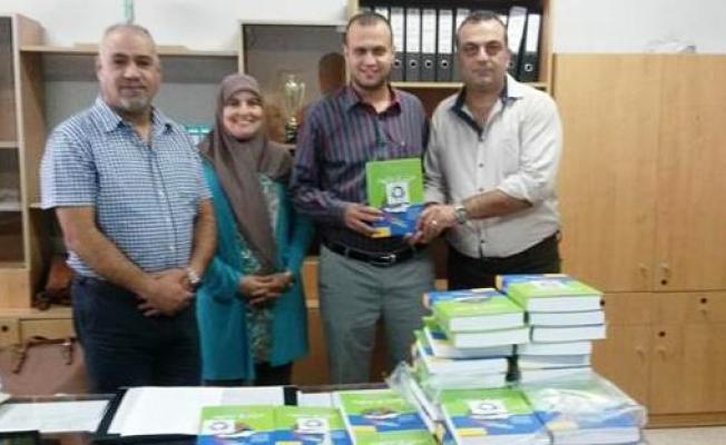 أثناء تسليم الكتب في ثانوية بيسان