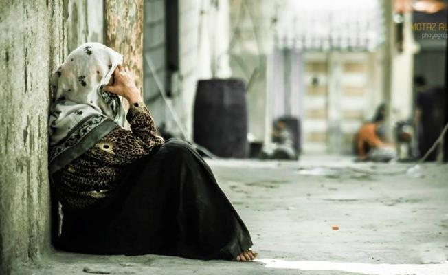 امرأة فلسطينية في أحد المخيمات