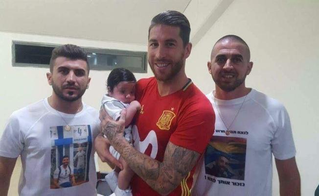 اللاعب راموس مع عائلة الاسرائيلي المقتول