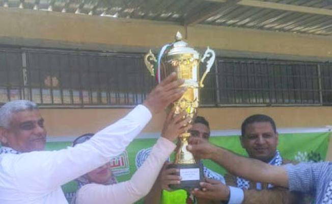أثناء تسليم كأس الدورة