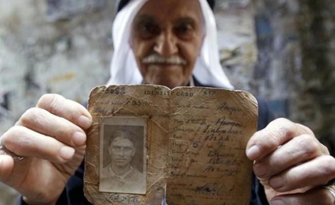 لاجئ فلسطيني يحتفظ ببطاقته