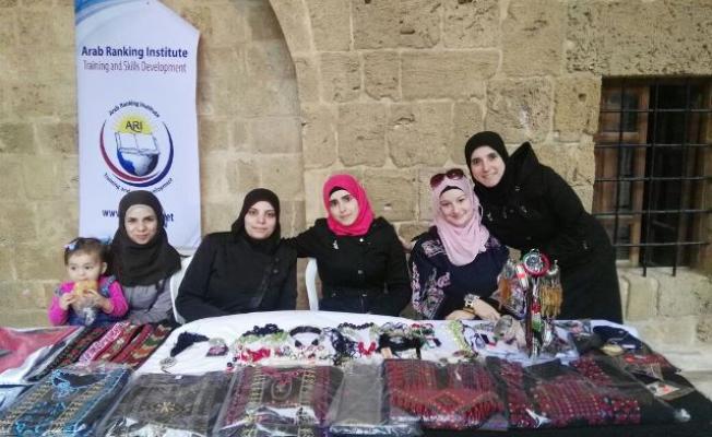 العاملات في المعهد