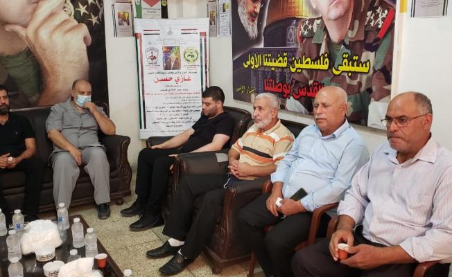 أبو سامر موسى يقدم واجب العزاء بأبو حسن الصاعقة بمخيم البص