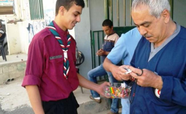 خلال توزيع الحلوى