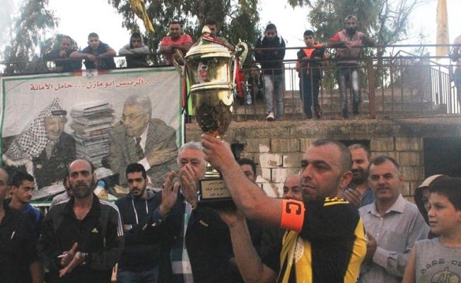 كابتن فريق جنين يرفع كأس البطولة