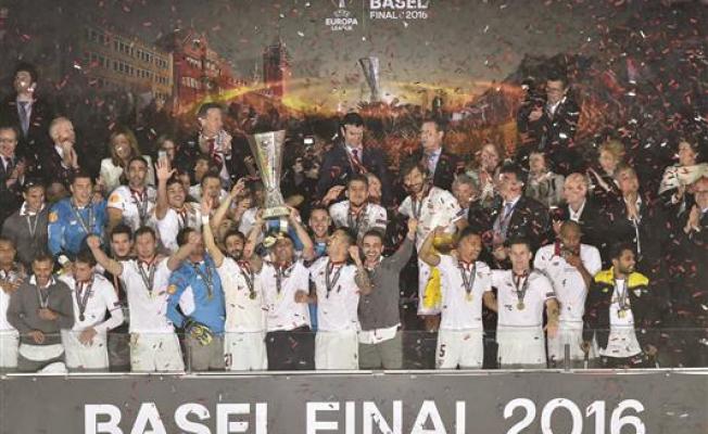 «إشبيلية» متوجا بكأس «يوروبا ليغ»  