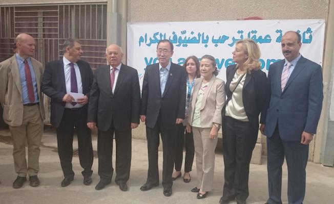زيارة مون إلى مخيم نهر البارد 